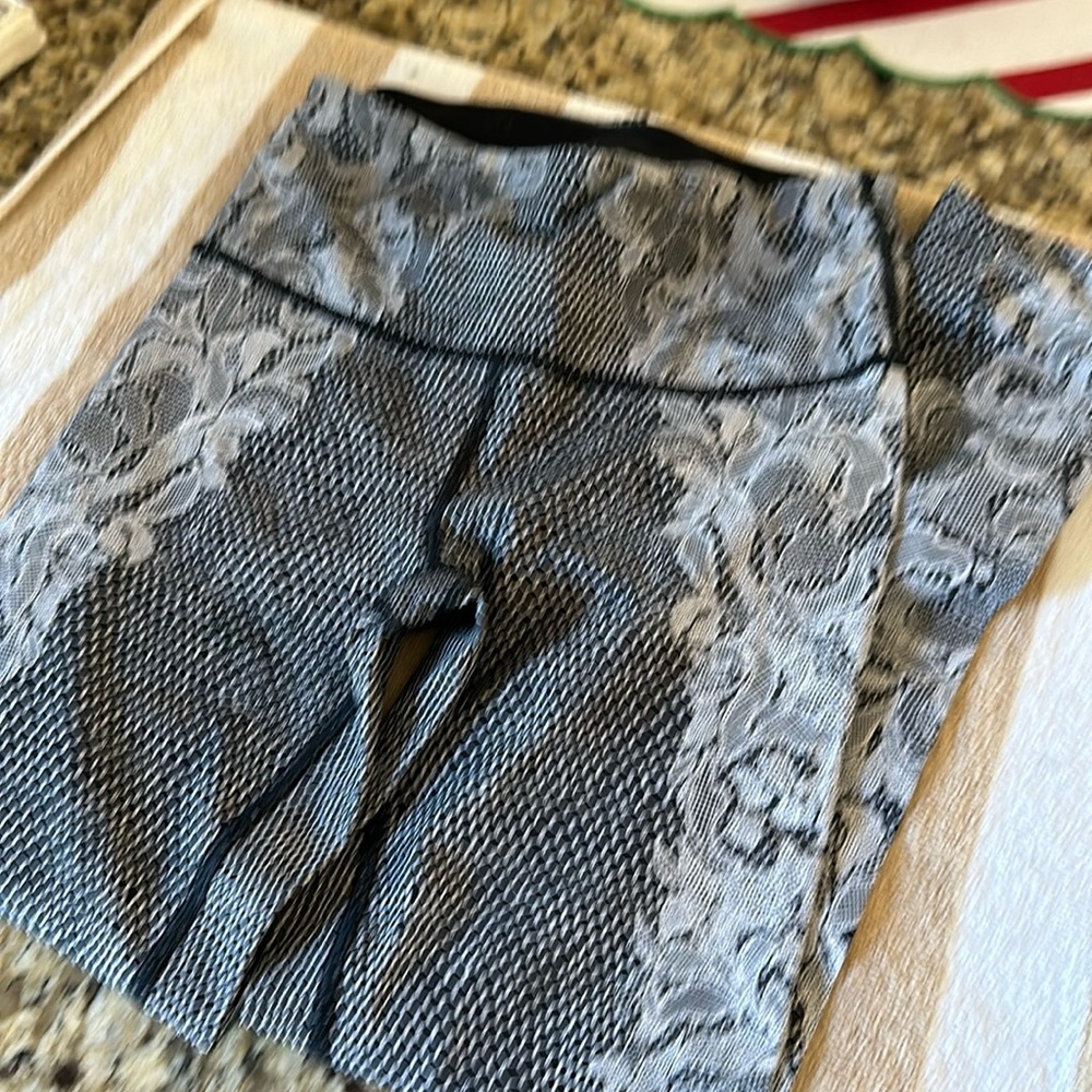 Lululemon leggings, thin size 4, very unique pattern